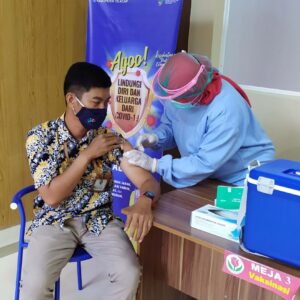 Indonezja. Rząd potrzebuje dobrej strategii, by zachęcić obywateli do szczepień na COVID-19
