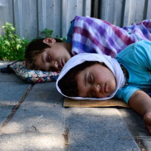 Dzieci-uchodźcy zapadają w śpiączkę. Co wiemy o syndromie rezygnacji?
