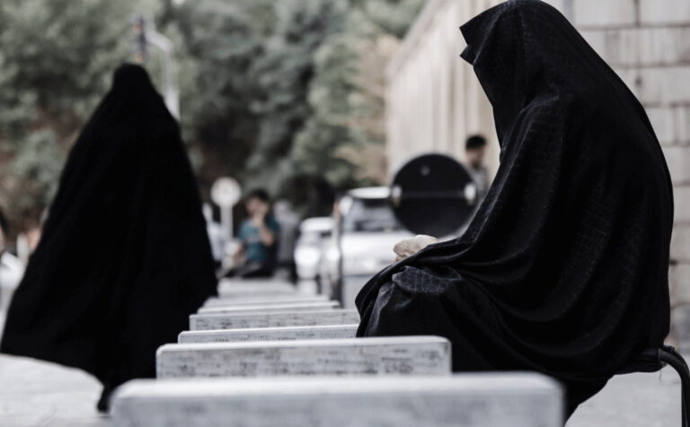 „Czuję, jakbym skakała w ogień”. Iranka wraca do kraju brać udział w protestach