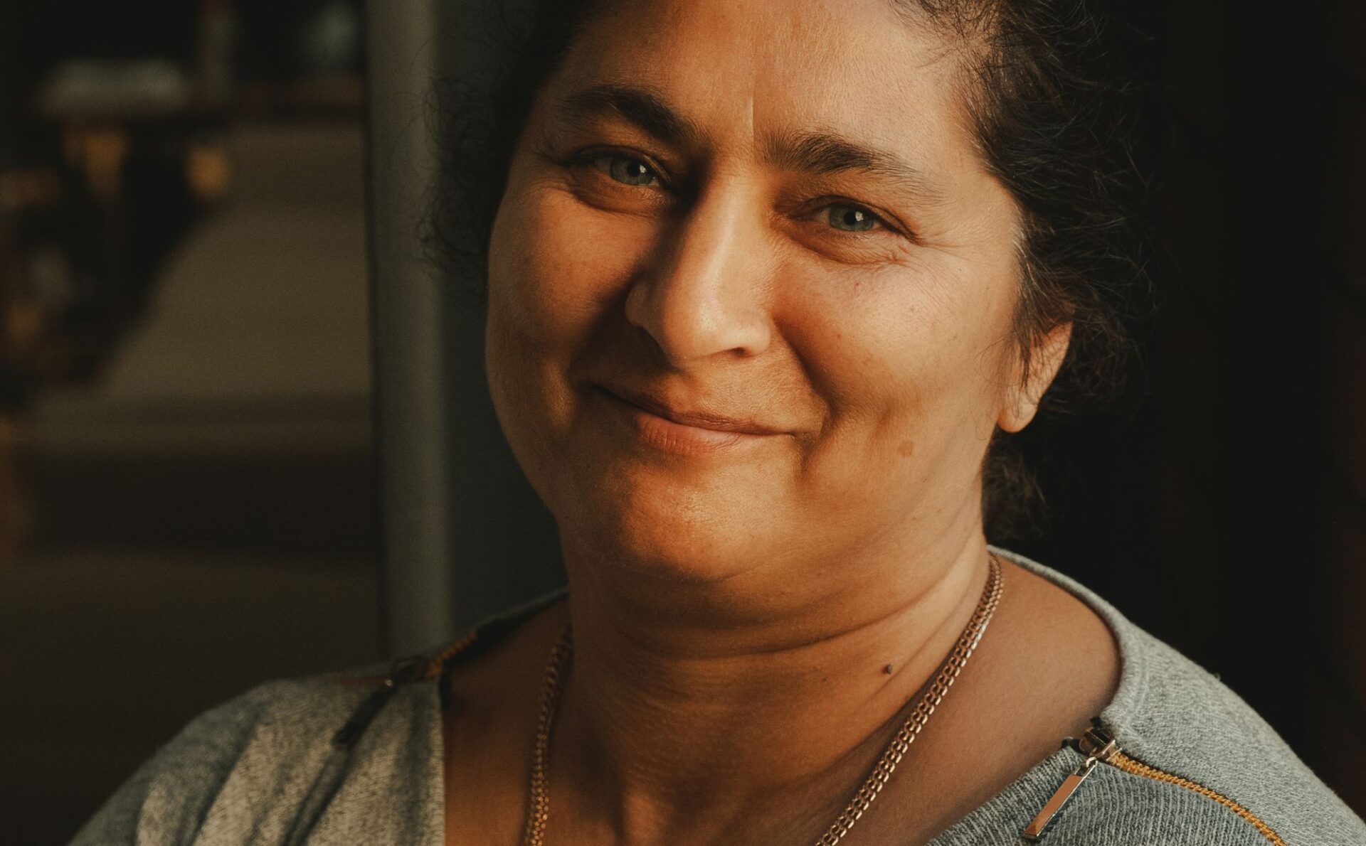 uśmiechnięta kobieta w średnim wieku