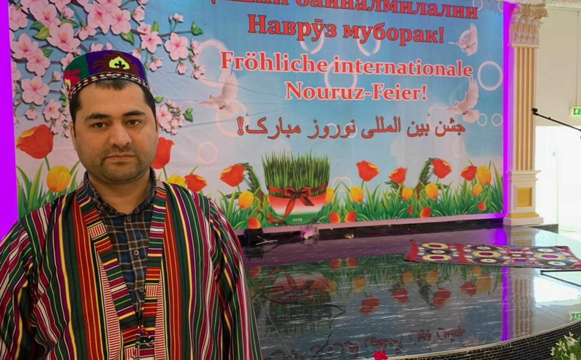 mężczyzna w tradycyjnym stroju na kolorowym tle