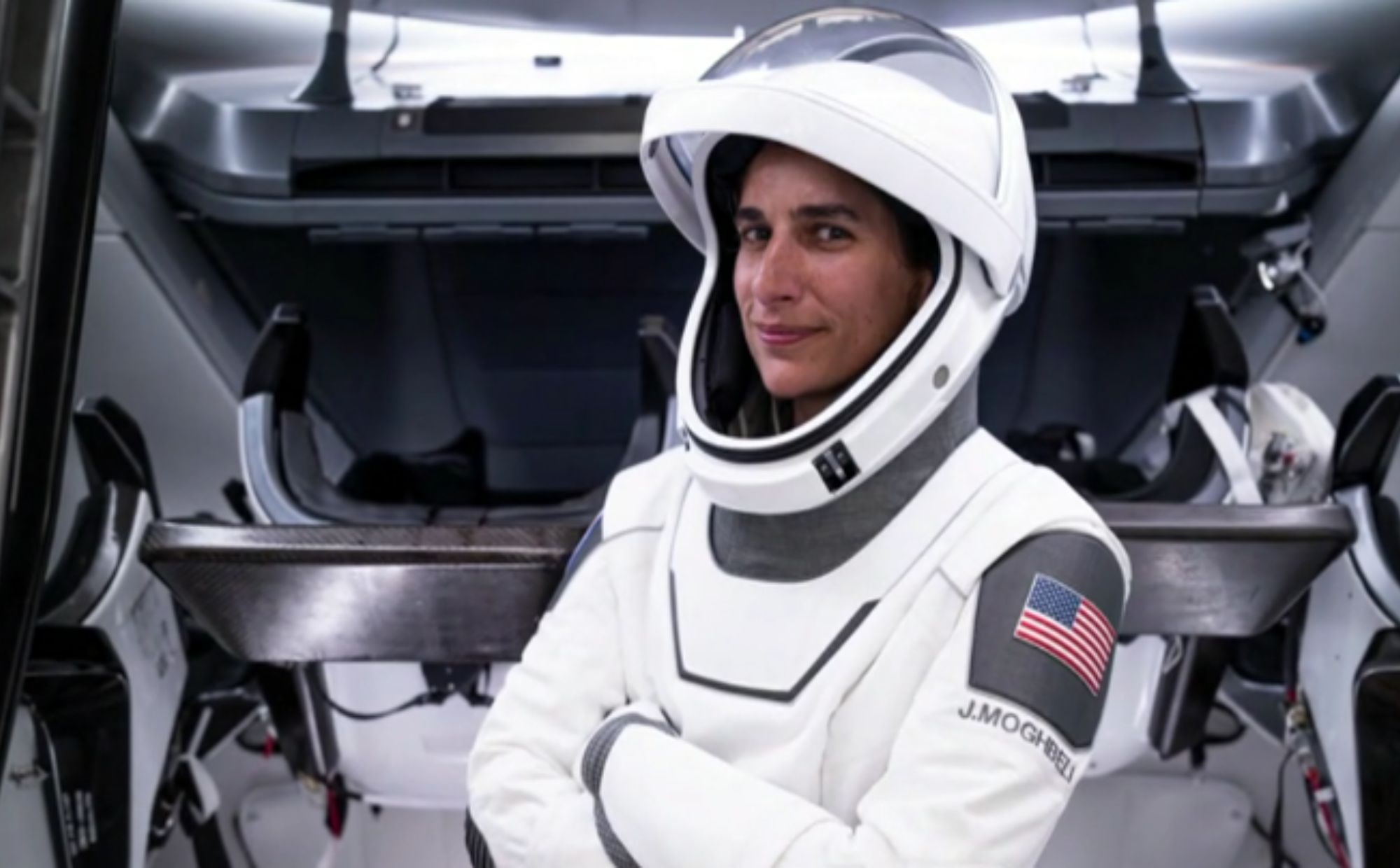 kobieta w białym skafandrze na tle statku kosmicznego