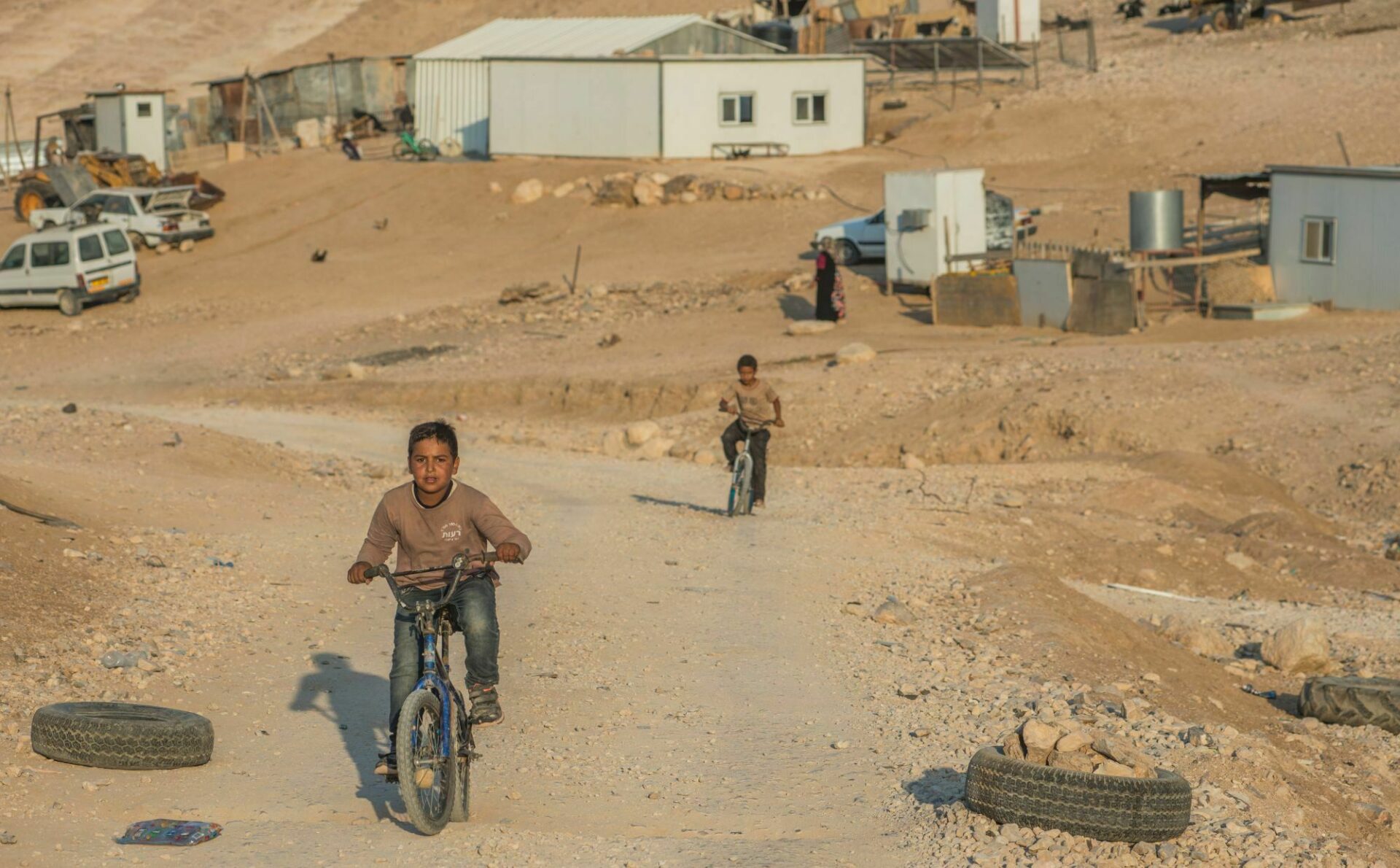 Dwóch chłopców jedzie na rowerach na Zachodnim Brzegu w Palestynie