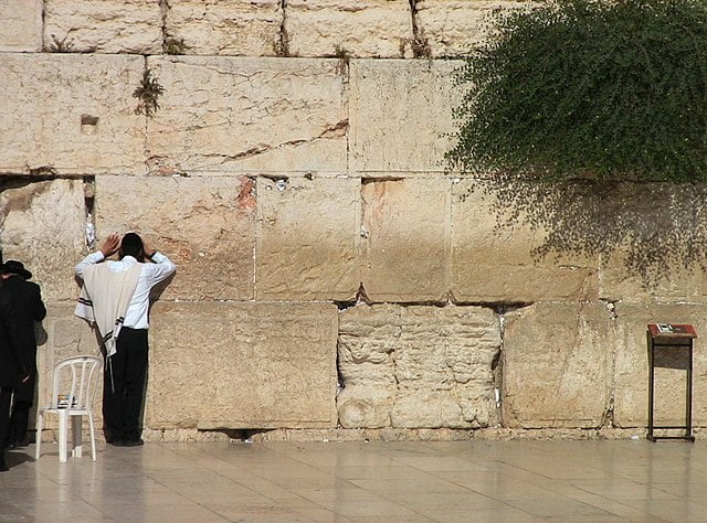 Żyd modlący się pod ścianą płaczu w Jerozolimie.
