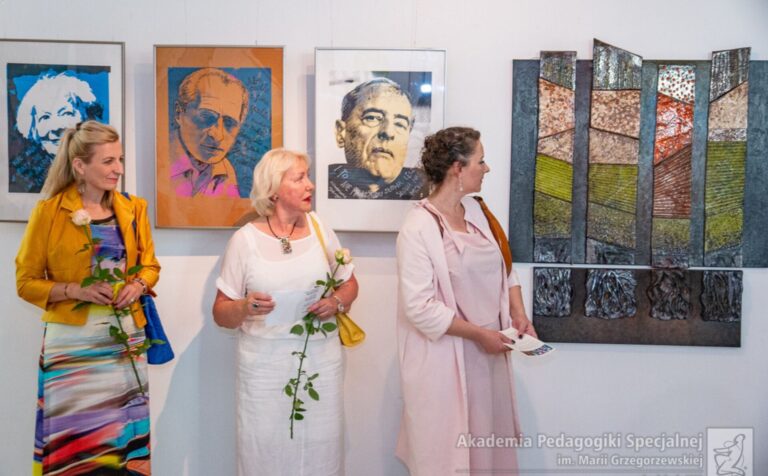 Trzy kobiety w różnym wieku oglądają obrazy sztuka współczesna