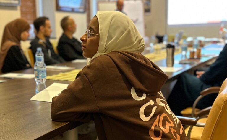 Młoda kobieta w hidżabie słucha szkolenia