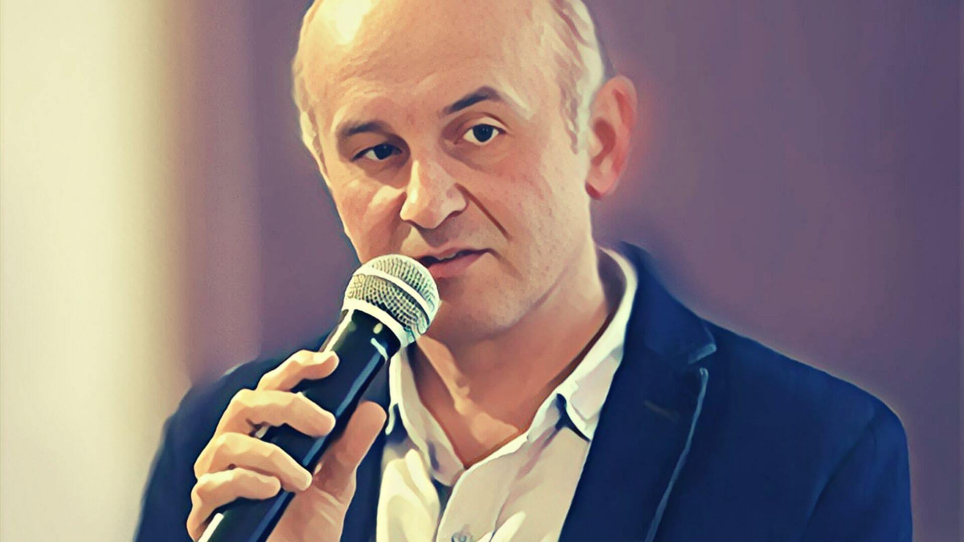 Przemysław Wielgosz, mężczyzna w średnim wieku z mikrofonem