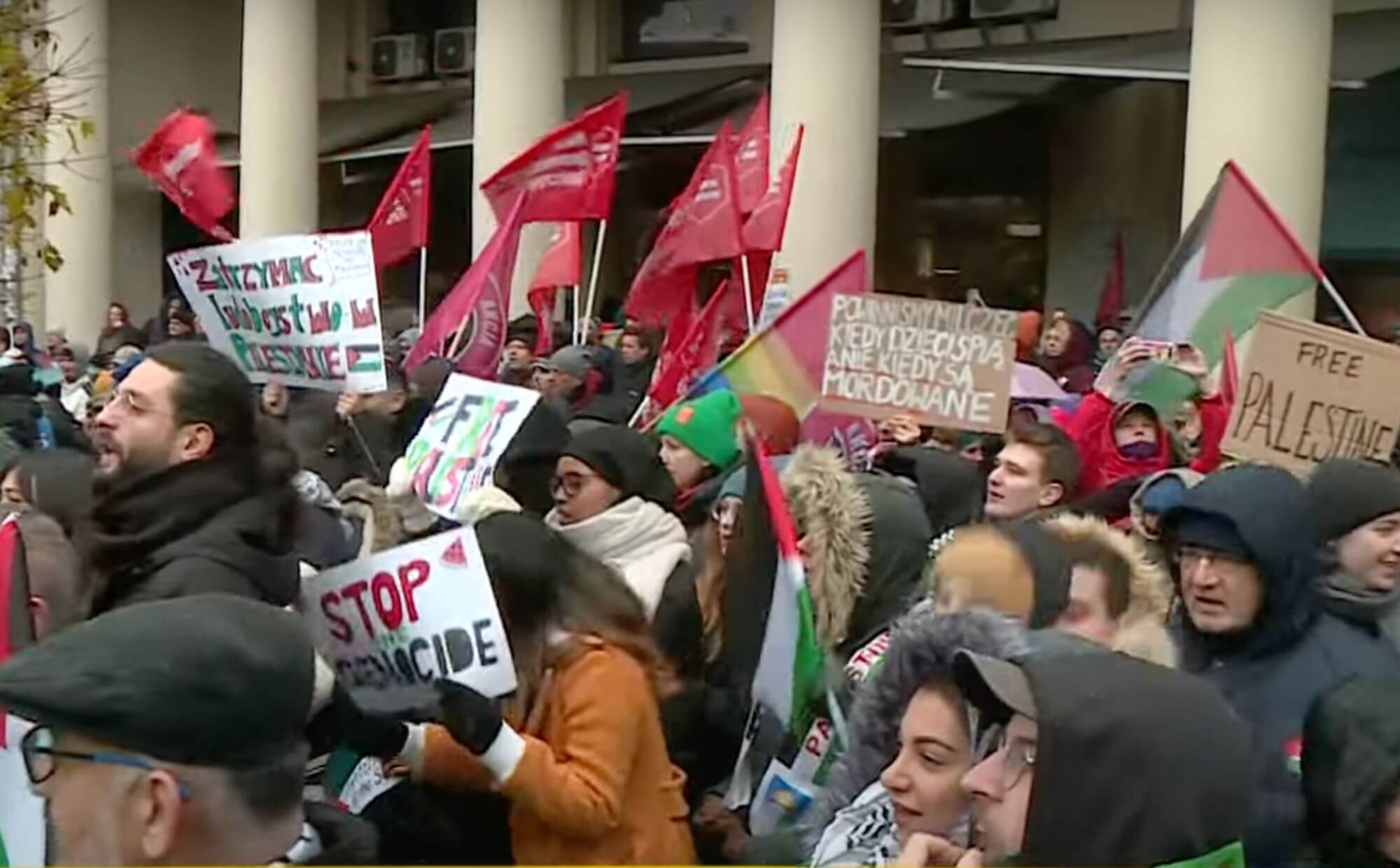 Palestyna protest w Warszawie ludzie trzymają transparenty, flagi