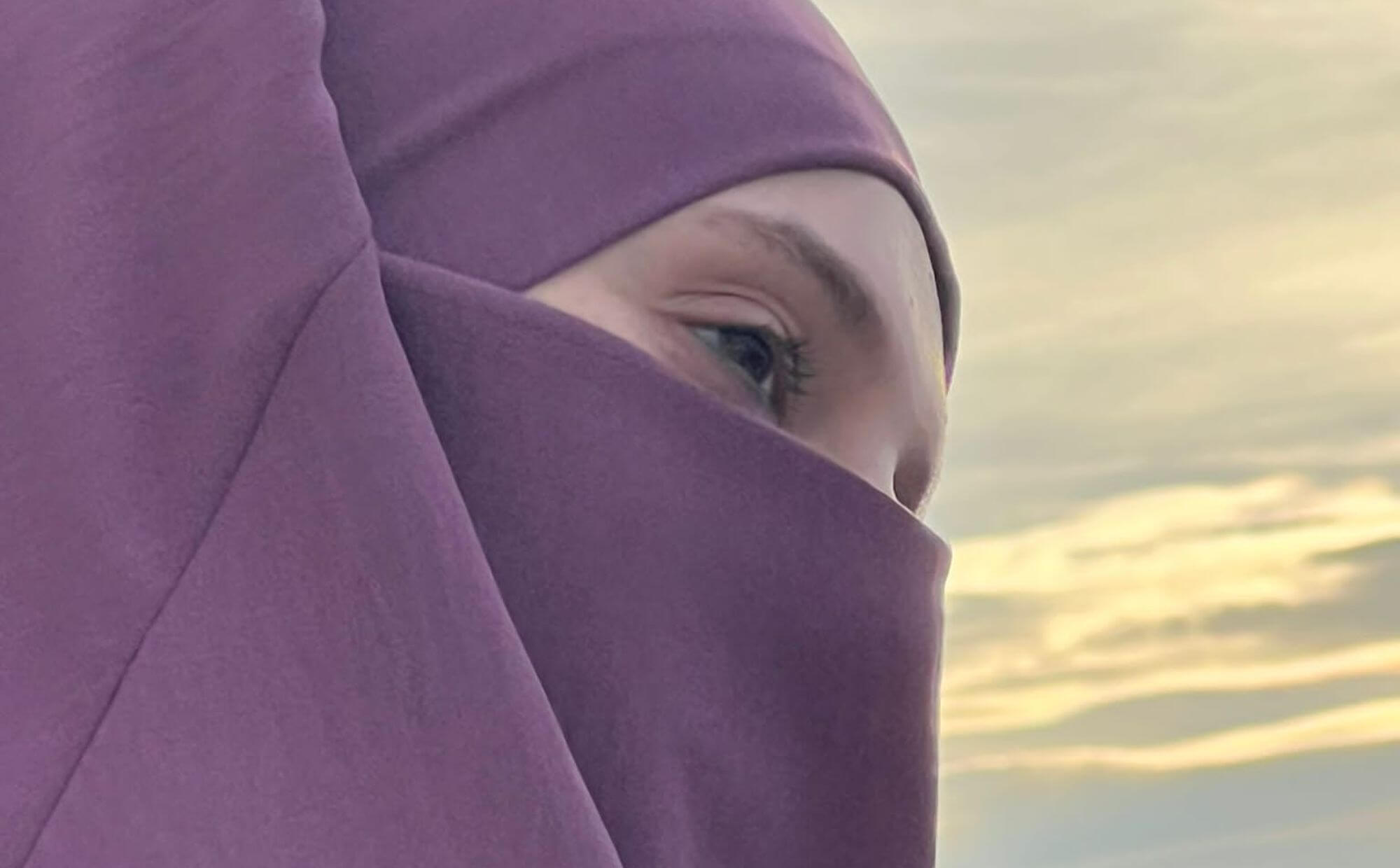 muzułmanka w Polsce, oczy dziewczyny z zakrytą głową i twarzą