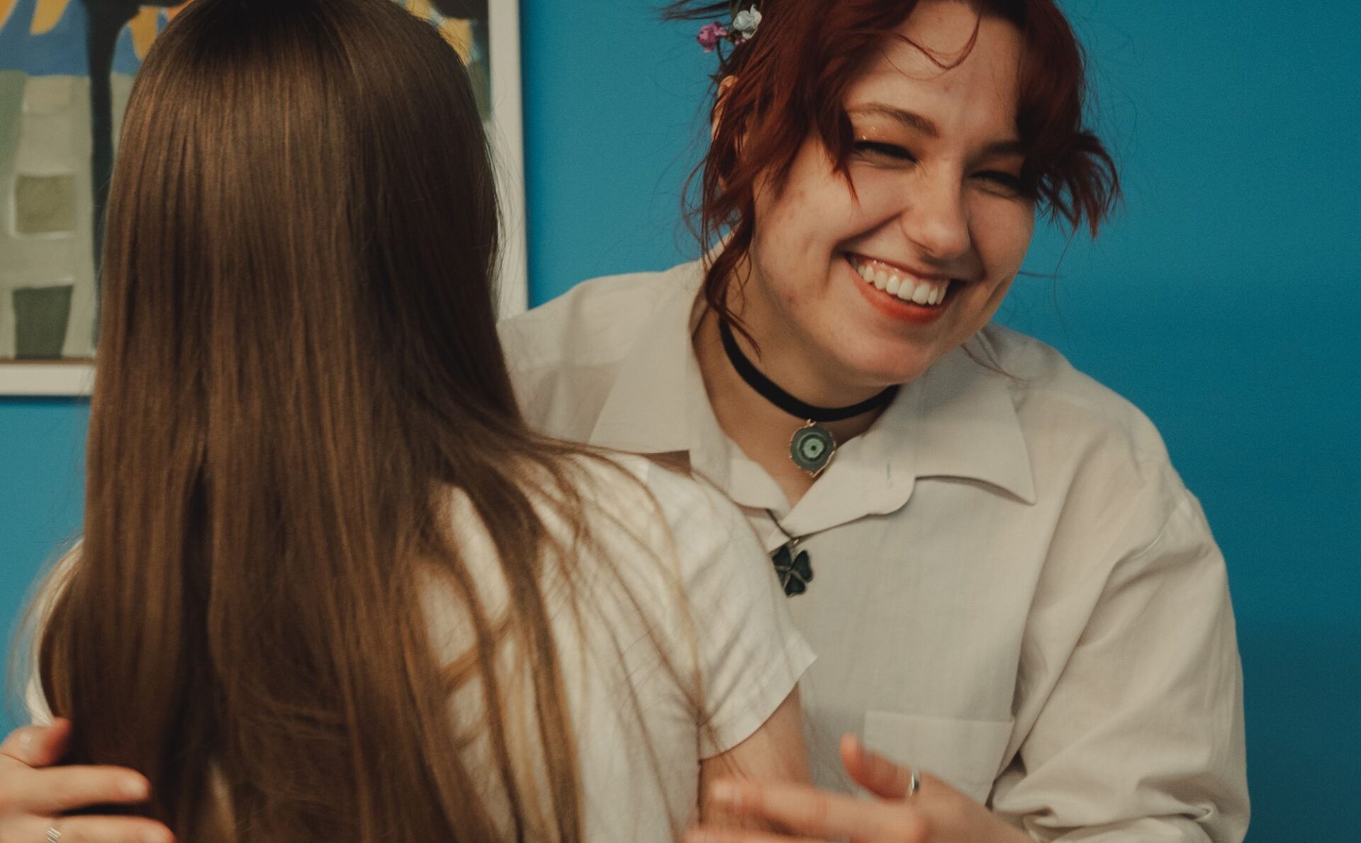 dwie młode kobiety uśmiechają się i się przytulają