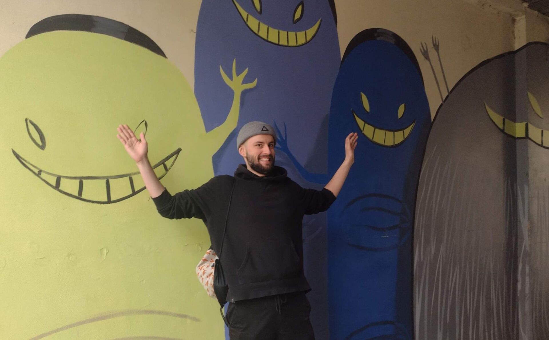 młody mężczyzna czapce na tle graffiti