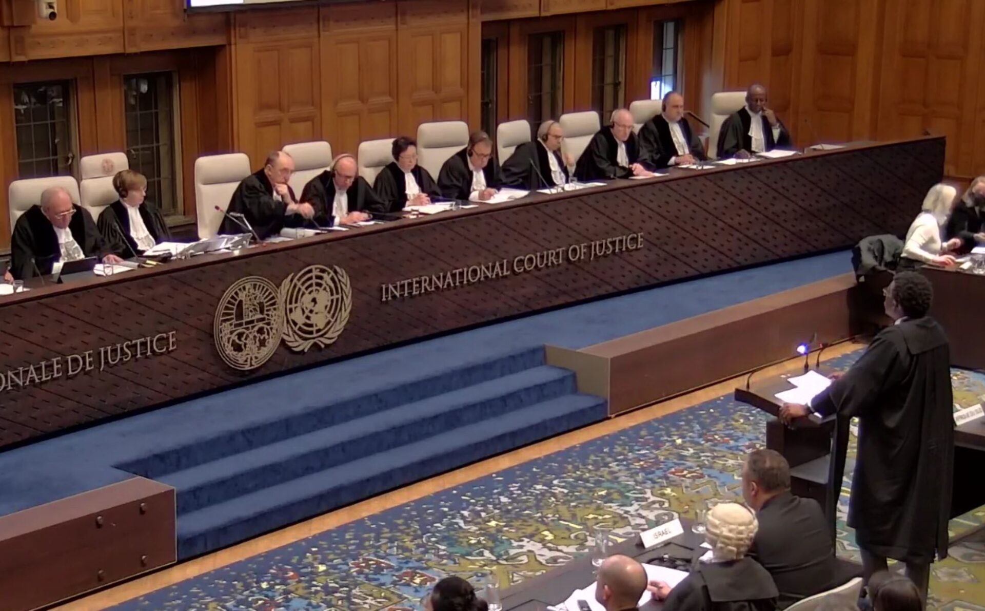 sędziowie siedzący za stołem, międzynarodowy trybunał sprawiedliwości