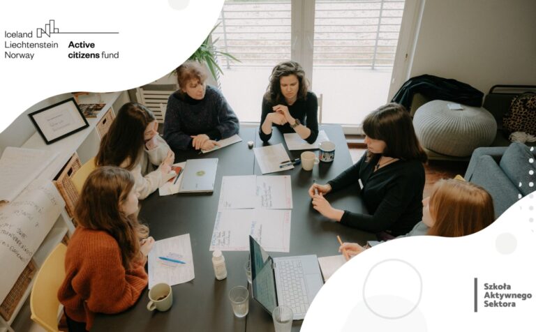 młode kobiety pracowniczki pracują zespołowo obmyślają strategię