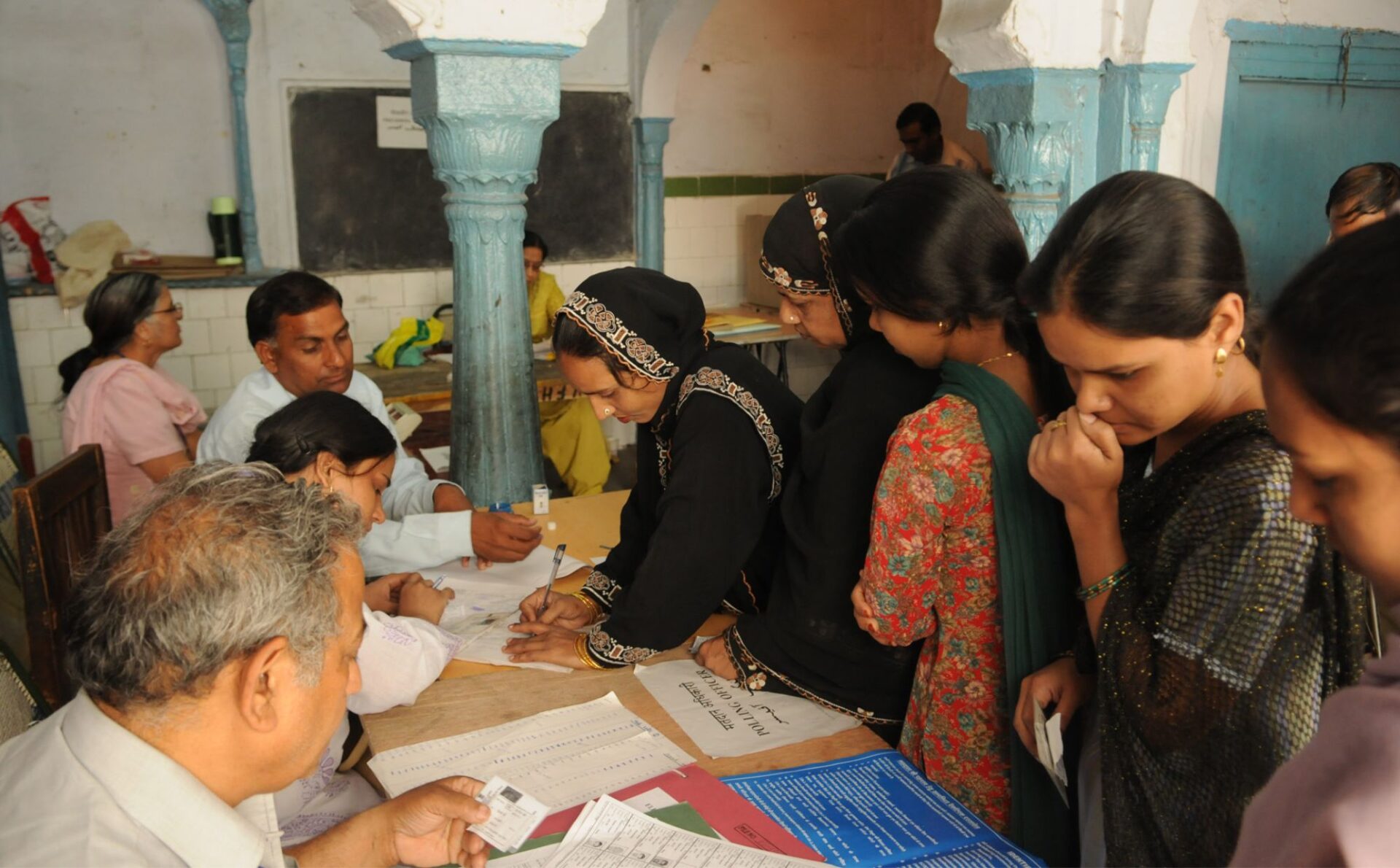 Indie kobiety głosują wybory Delhi