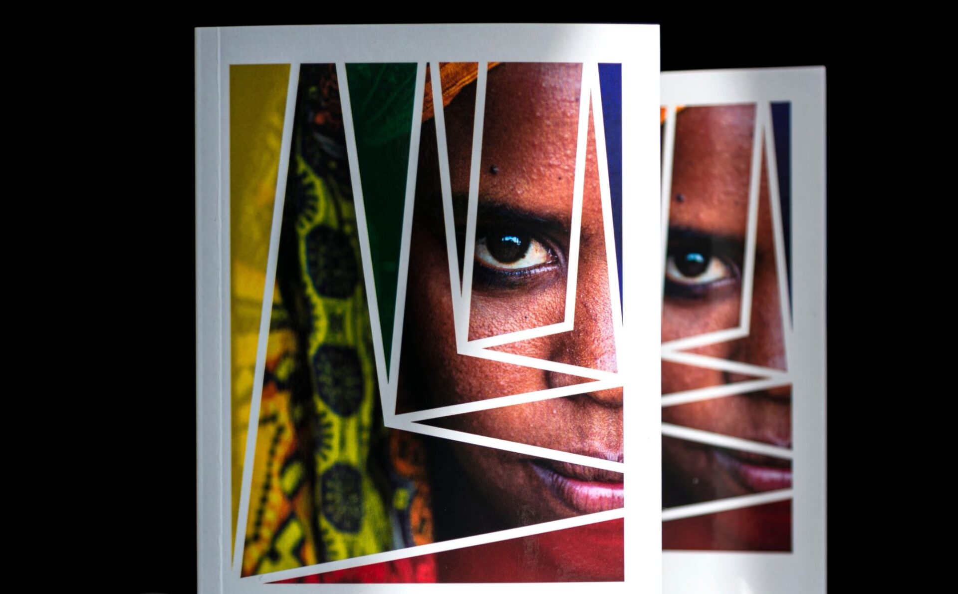 okładka książki z twarzą dziewczyny w kolorowej chuście