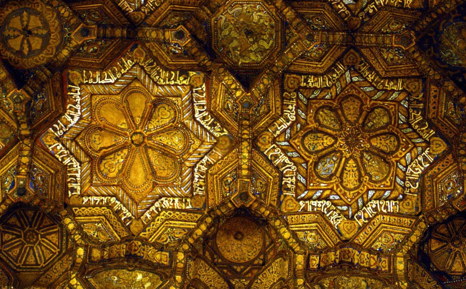 złote sklepienie ze zdobieniami w geometryczne wzory