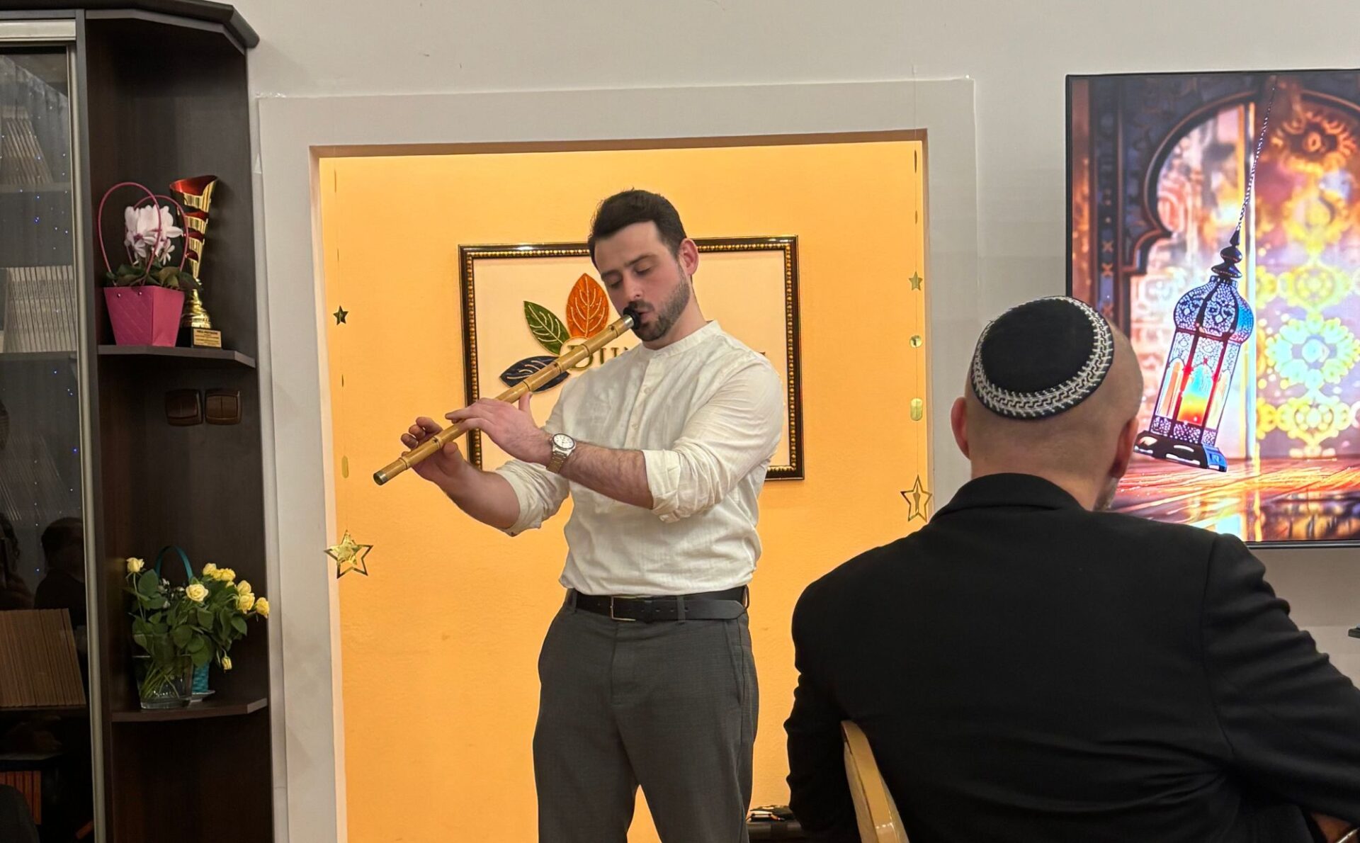 mężczyzna grający na flecie