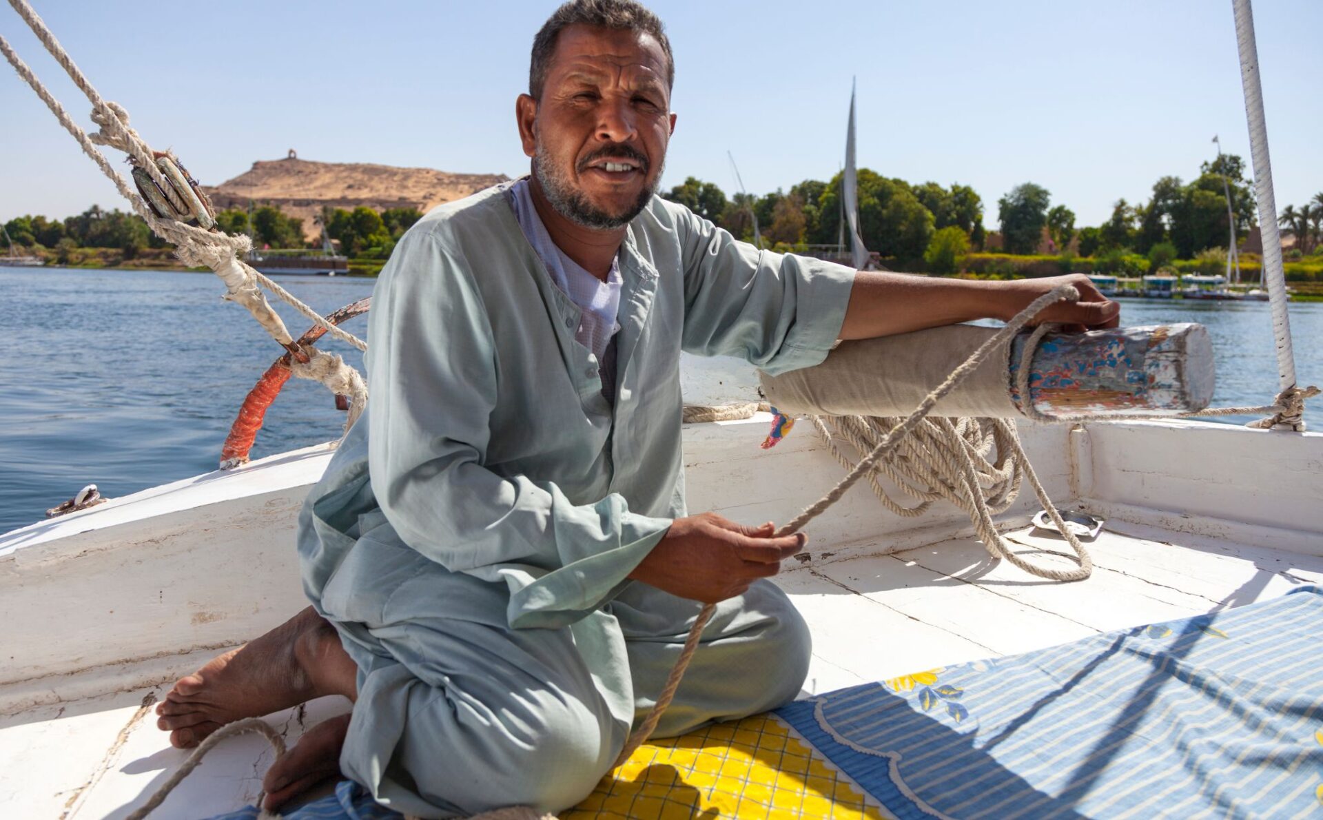 mężczyzna na łodzi na wodzie