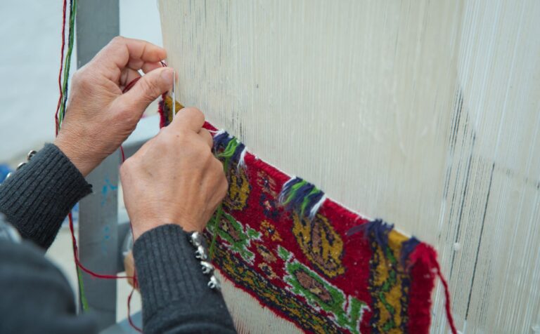 Sztuka, która łączy pokolenia: tekstylne dziedzictwo Afganistanu